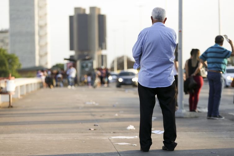 Idosos na região central de Brasília.