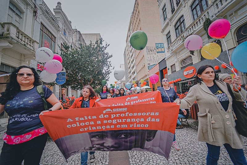 Professores protestam em Curitiba