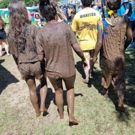 Os novos calouros comemoram no tradicional banho de lama da festa dos aprovados no vestibular da UFPR - Foto: UFPR