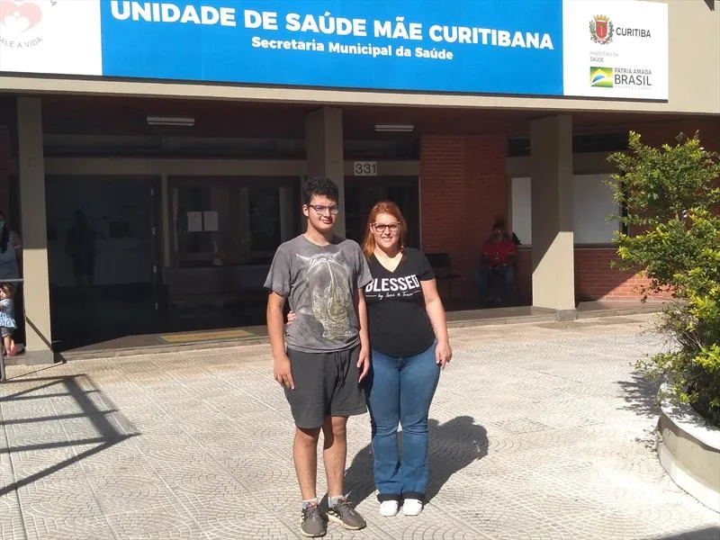 Enzo tem transtorno do espectro autista e compareceu à Unidade de Saúde Mãe Curitibana acompanhado da mãe, Amanda Aline Paes Rael, para receber sua dose de reforço da vacina bivalente - Foto: Divulgação