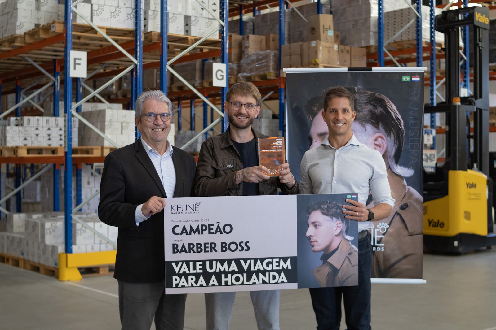 handler (3) Gerson Raskin (Presidente do Conselho da Keune no Brasil), Eduardo Muslera e Marcelo Raskin (CEO Keune no Brasil) - Foto: Divulgação