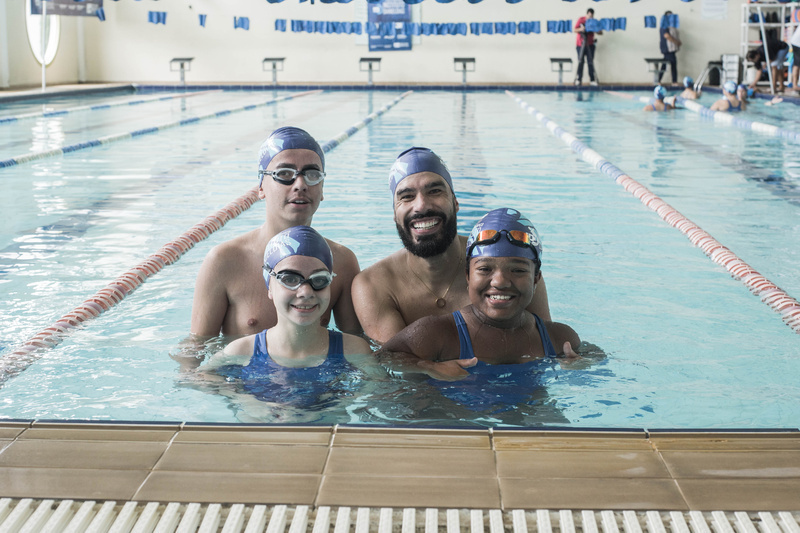 Projeto do multicampeão paralímpico, Daniel Dias (centro) ensina jovens à nadar - Foto: Rafael Oliveira
