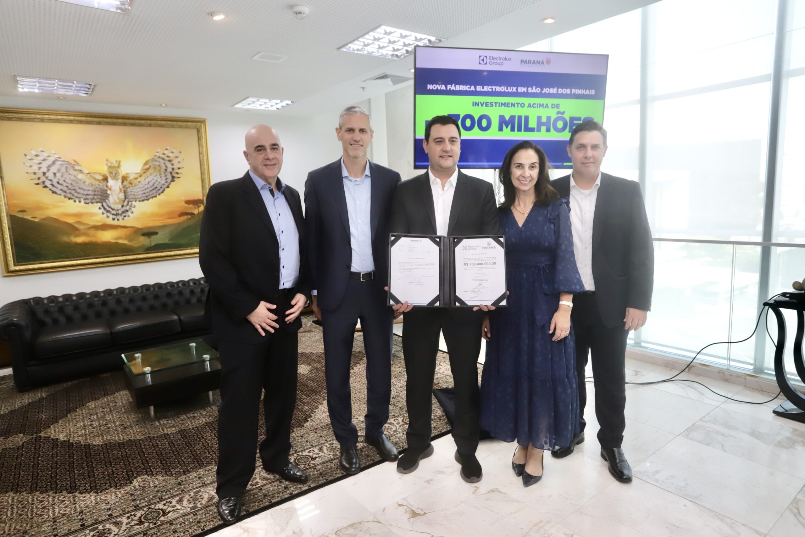 O governador Carlos Massa Ratinho Junior, e o presidente da Electrolux América Latina, Leandro Jasiocha, assinaram o protocolo de intenções que inclui o projeto no programa de incentivos fiscais do Estado. Foto Gilson Abreu/Aen