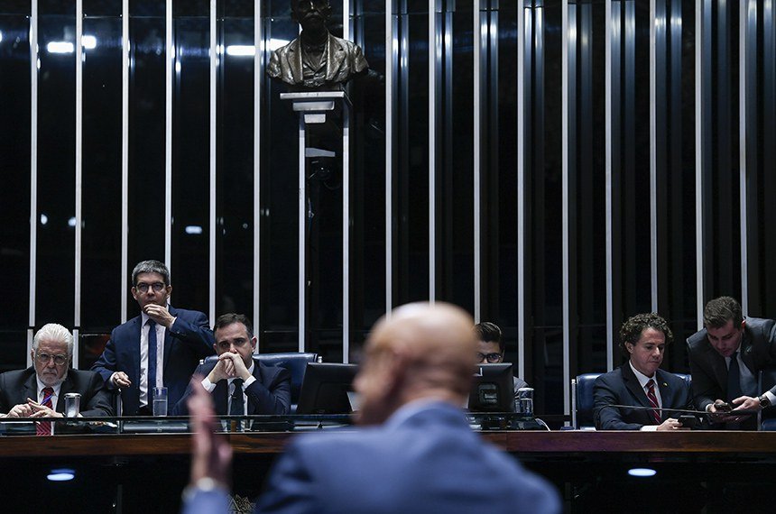 Jaques Wagner (à esq.), relator da proposta, ao lado do presidente do Senado, Rodrigo Pacheco, na sessão que aprovou a nova estrutura dos ministérios - Foto: Edilson Rodrigues/Agência Senado