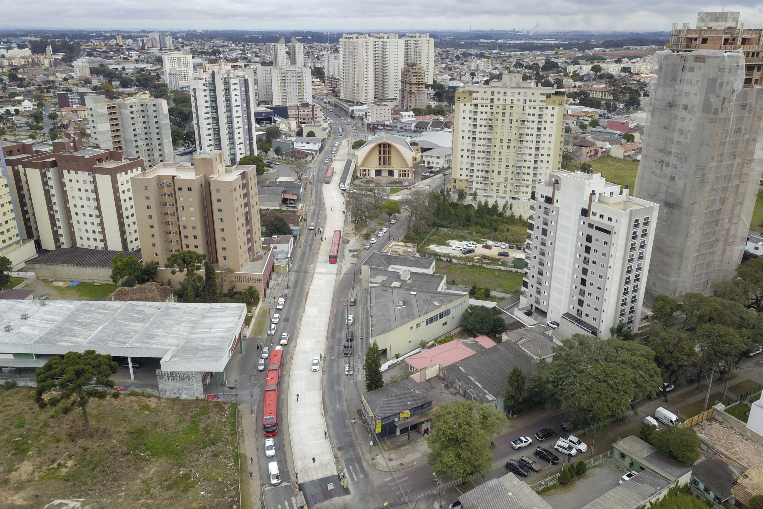 00395562 Obras do BRT Norte Sul na Avenida Winston Churchill, entre as ruas Professor João Mazzarotto e Pedro Bonat - Foto: José Fernando Ogura/SMCS.