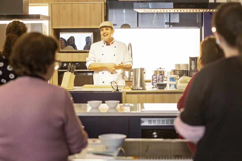 Oficina de Artesanato Étnico tem aula especial de pierogi Oficina de Artesanato Étnico tem aula especial de pierogi com o Chef Matheus Gabriel, na cozinha do Mercado Municipal. Curitiba - Foto: Ricardo Marajó/SMCS