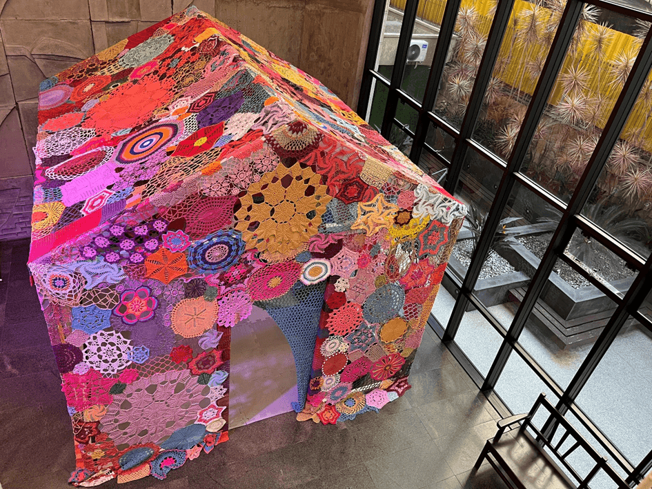 CAIXA Cultural Curitiba A casa está instalada no foyer da CAIXA Cultural Curitiba - Foto: Divulgação CAIXA)