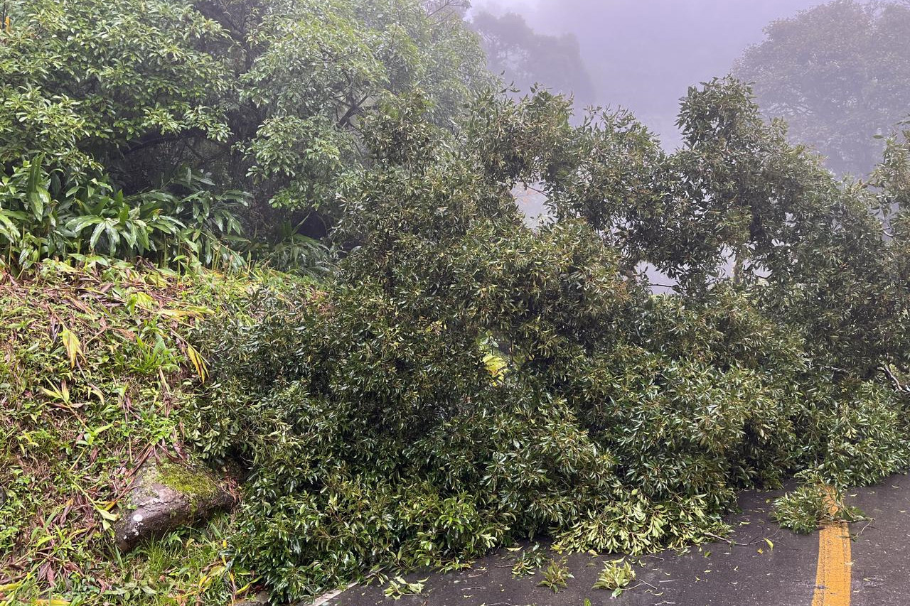 Estrada da Graciosa segue fechada devido a riscos de novos deslizamentos Estrada da Graciosa segue fechada devido a riscos de novos deslizamentos - Foto: DER-PR