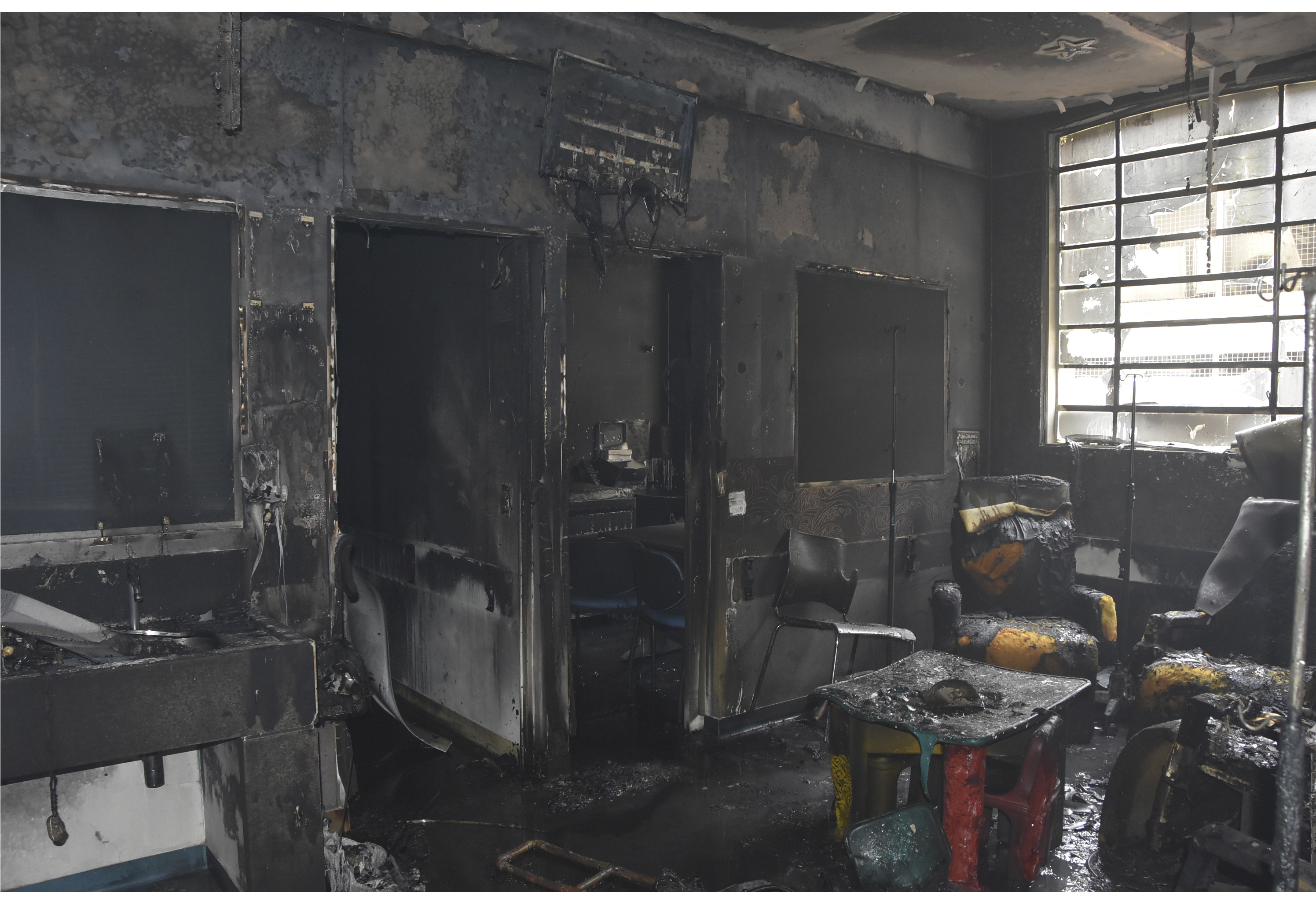 Antes e depois em um dos espaços do ambulatório atingido pelo incêndio Antes e depois em um dos espaços do ambulatório atingido pelo incêndio - Foto: Divulgação