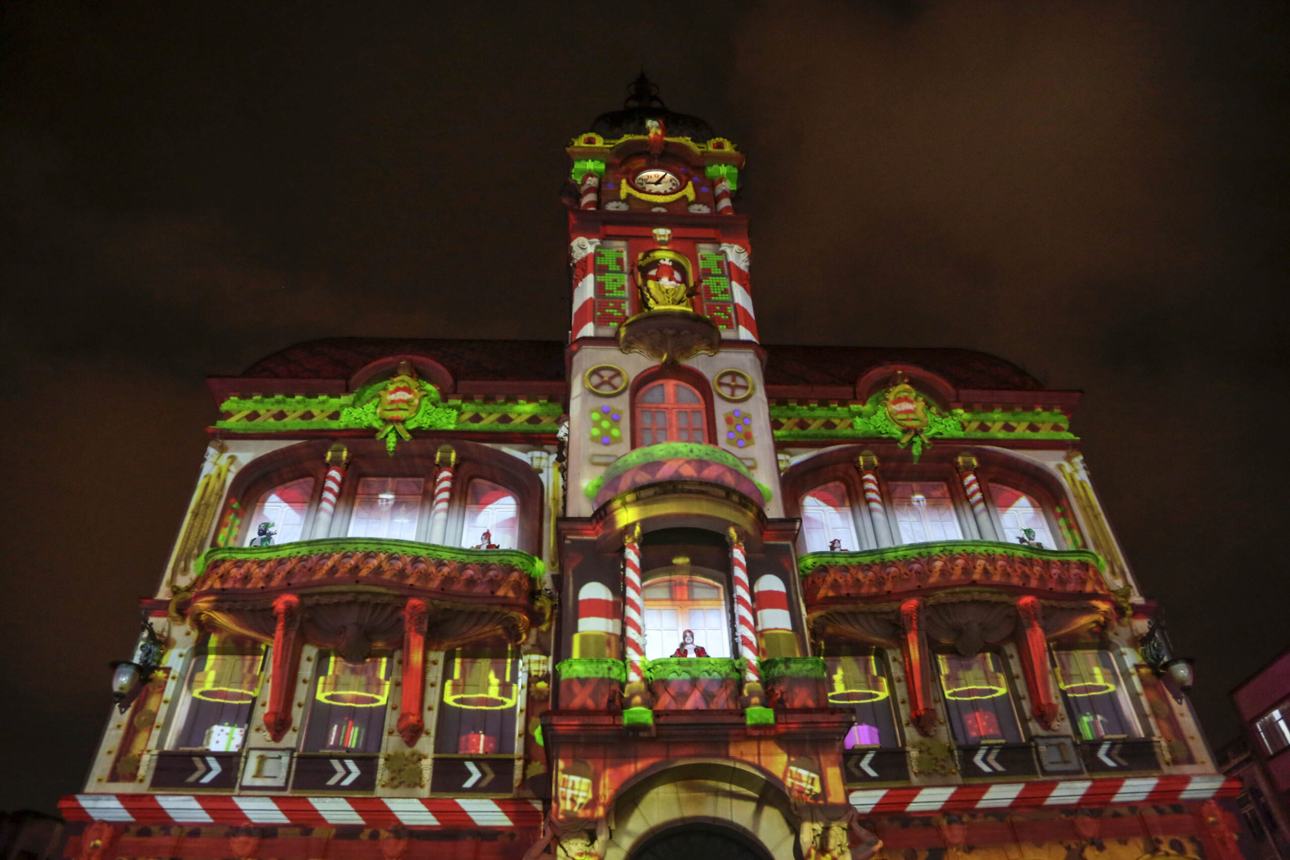 00421983 A partir das 20h, a fachada do Sesc Paço da Liberdade, prédio tombado pelo Patrimônio Histórico Artístico Nacional (IPHAN), se transforma em um espetáculo de luzes e cores. .
Foto: Luiz Costa/SMCS