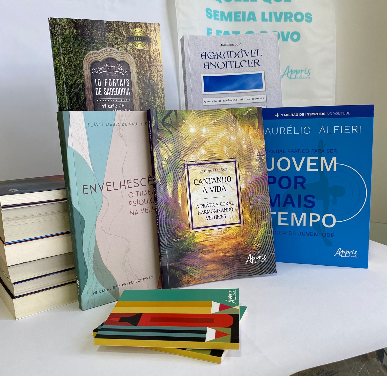 Foto-de-livros-que-serao-doados-em-acao-da-editora-Appris