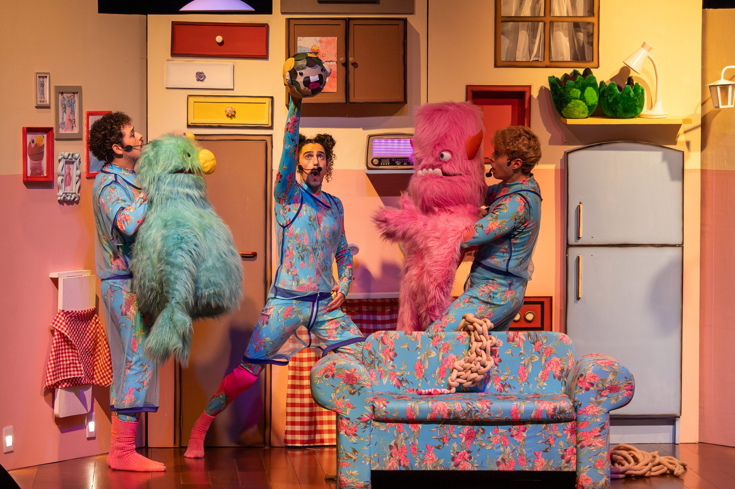 Vitor Dias (Estudio Gato Voador)6 A montagem, a partir da ludicidade, discute temas como as relações de parentalidade e a construção de identidade - Foto: Vitor Dias