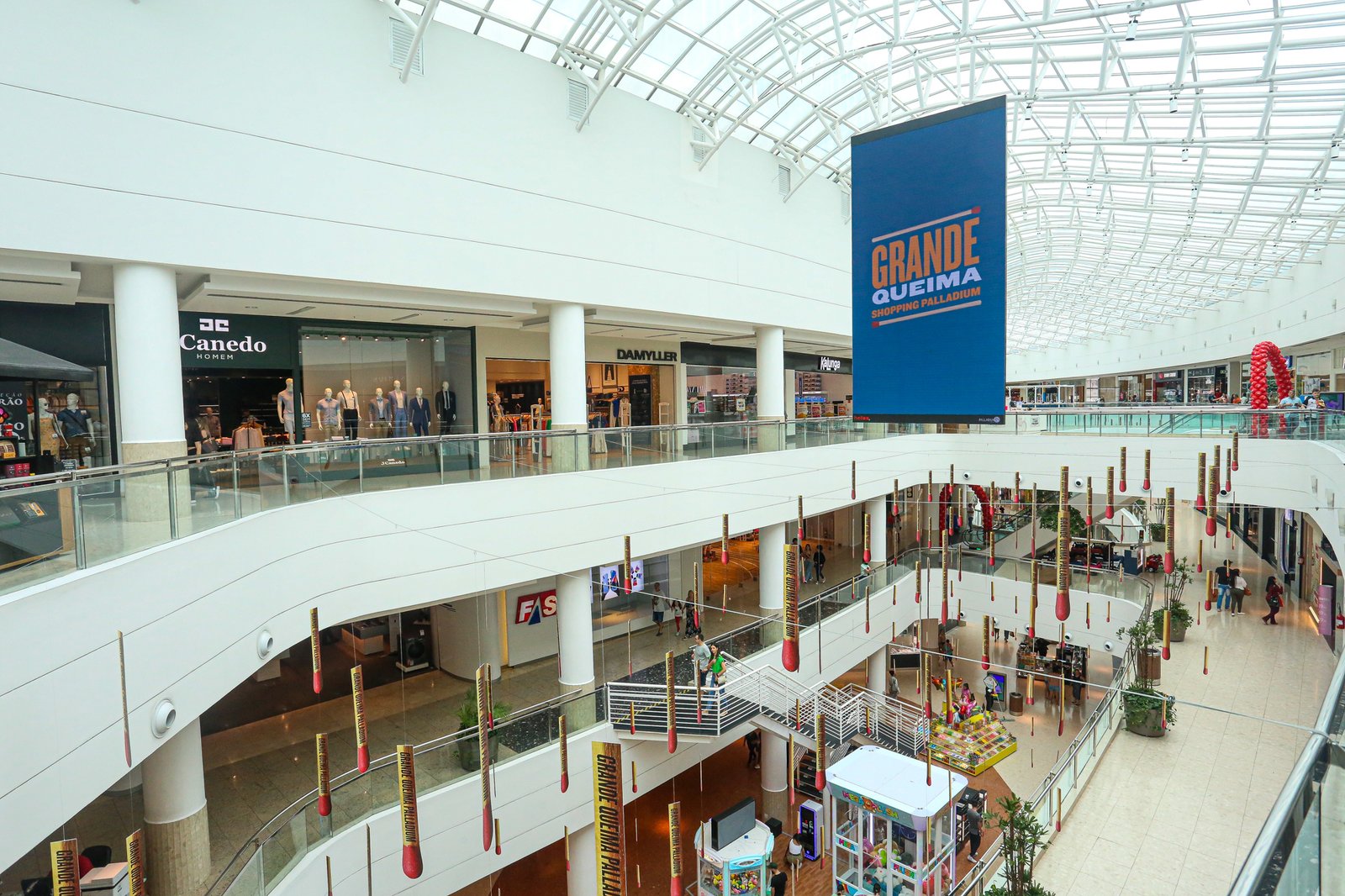 Shopping de Curitiba promove queima de estoque com até 70% de desconto