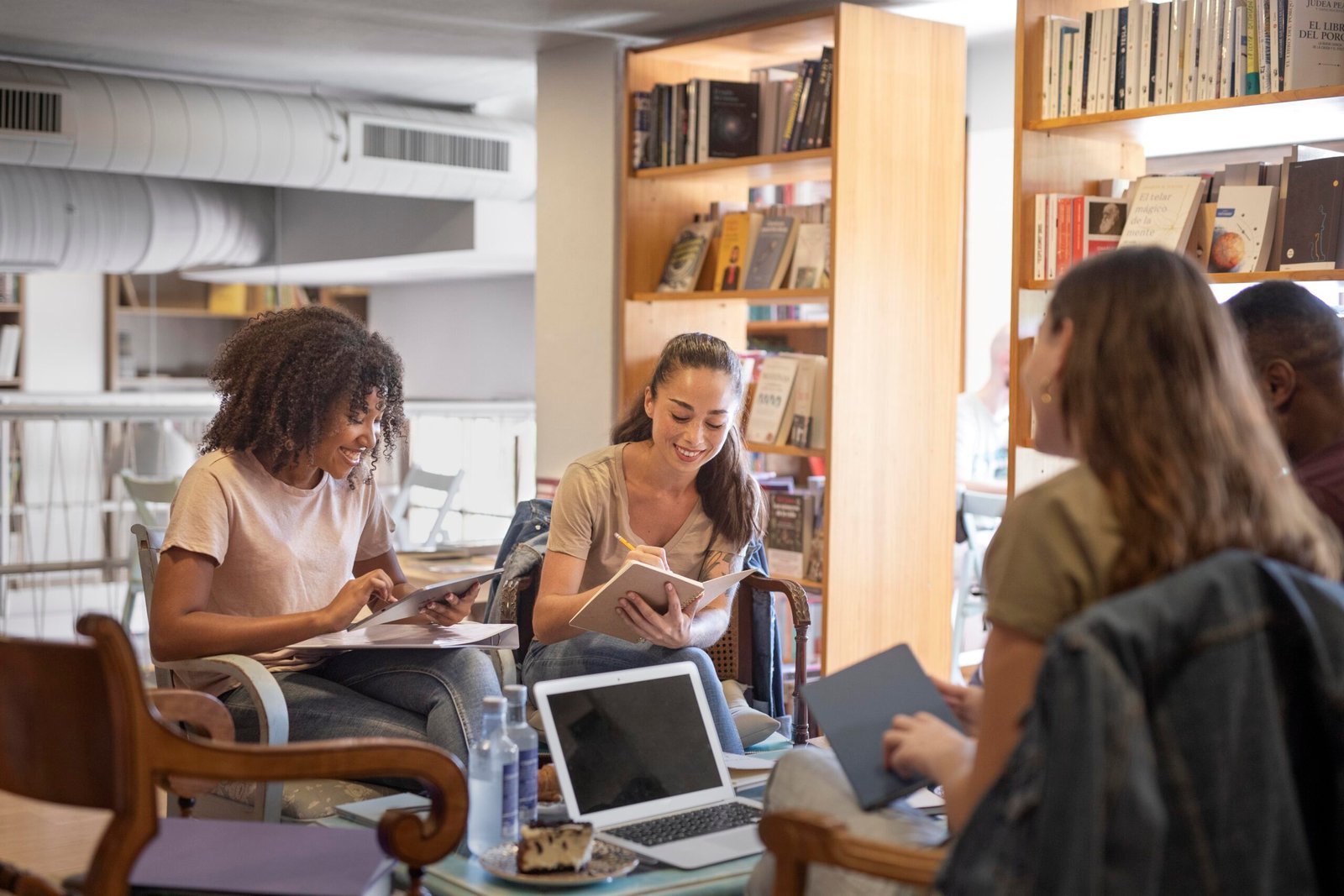 Oficina gratuita de editoração para pequenas editoras abre inscrições em Curitiba.