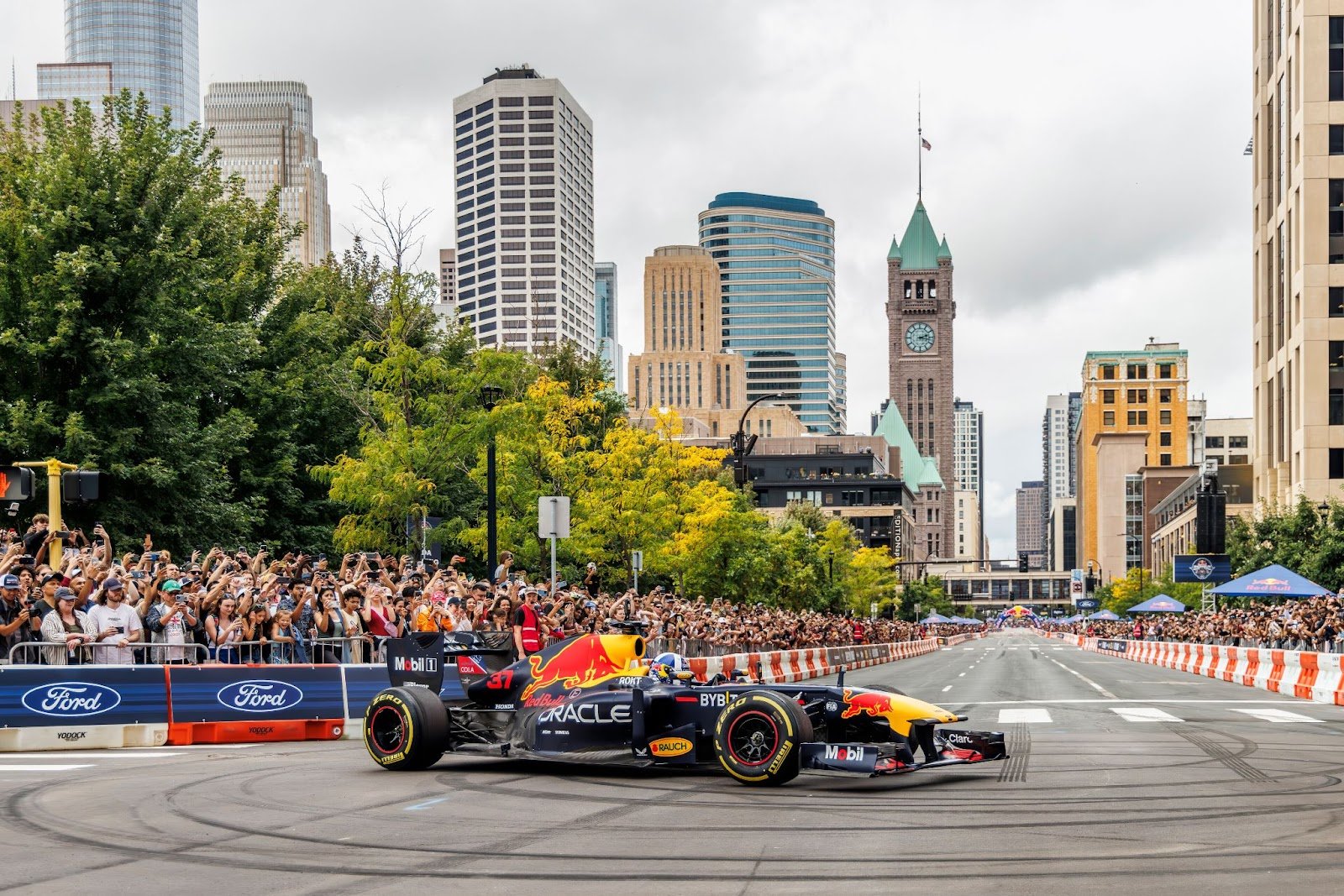 Com carro icônico de Fórmula 1, Curitiba recebe Red Bull Showrun pela primeira vez na história