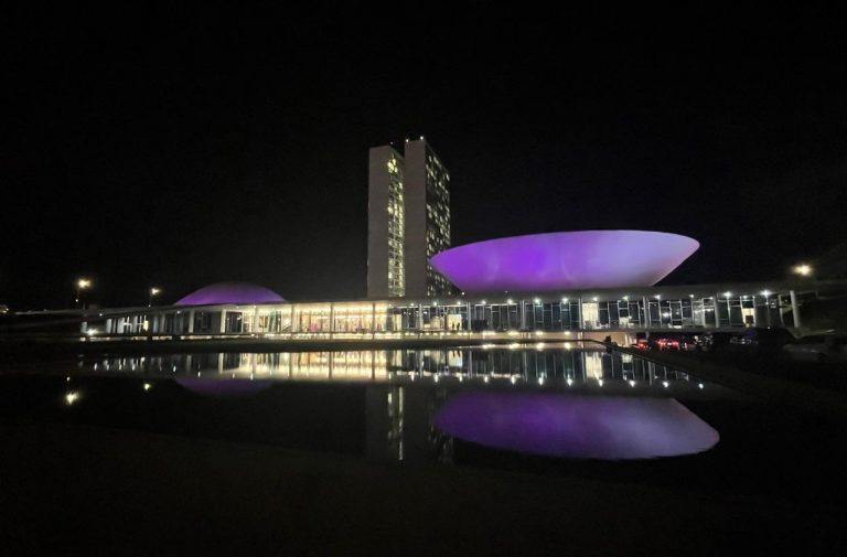 Câmara iluminada de lilás pelo dia de combate ao câncer de colo de útero