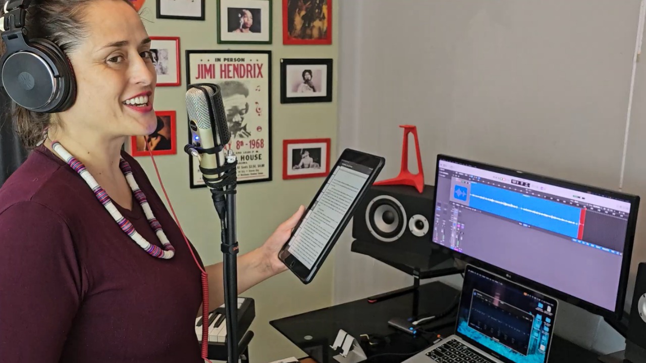 A autora e locutora Juliana Biancato em gravação do audiolivro Desaguarde – créditos da foto_divulgação A autora e locutora Juliana Biancato em gravação do audiolivro Desaguarde - créditos da foto_divulgação