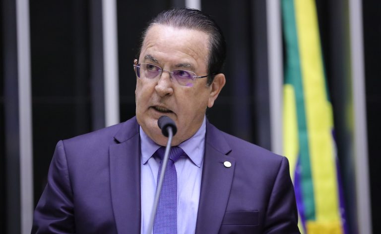 Deputado Luiz Carlos Motta fala ao microfone
