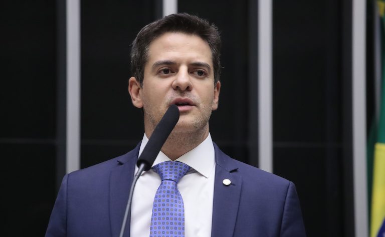 deputado Ismael Alexandrino discursa no plenário