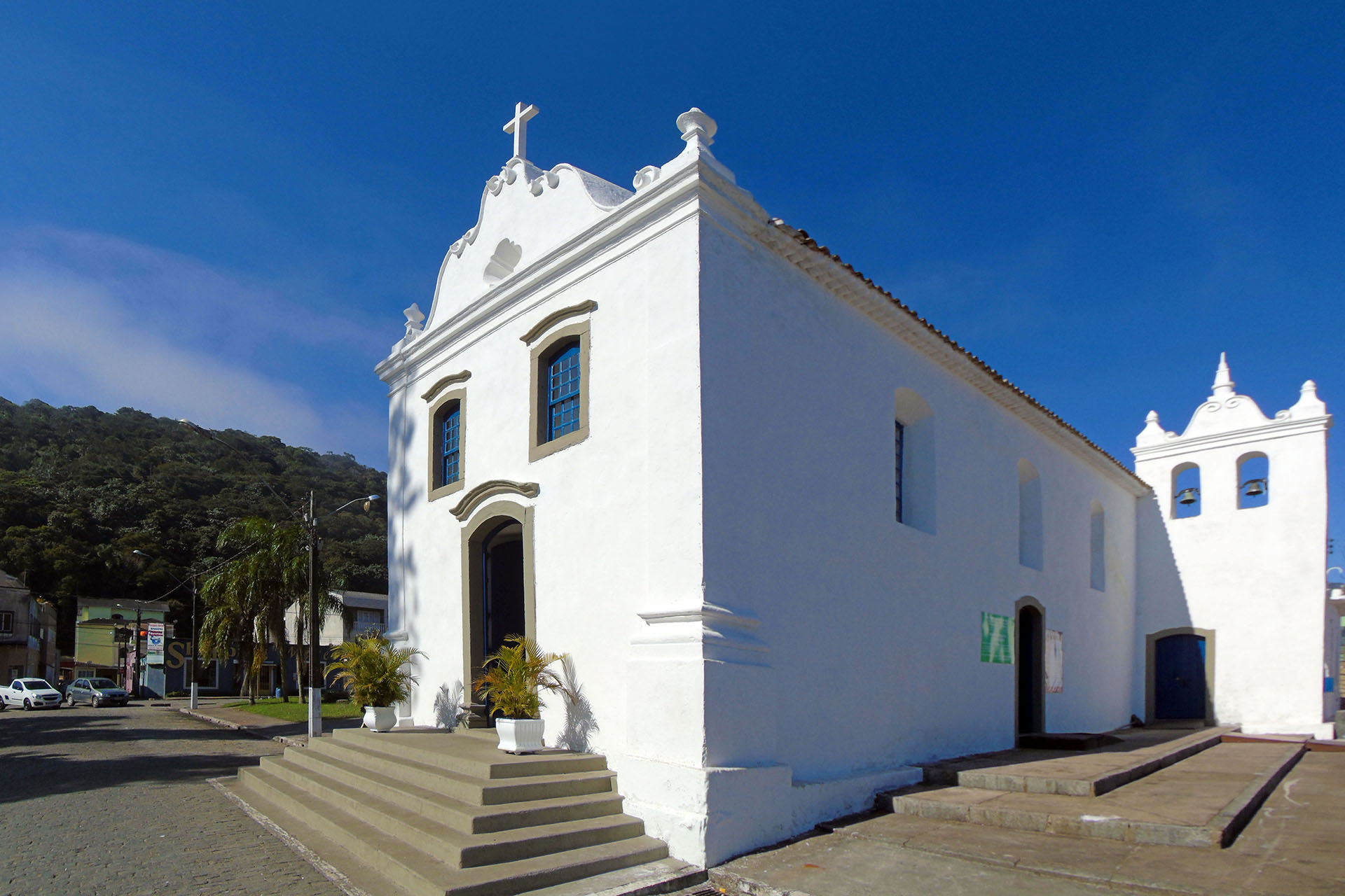 Igreja Matriz de Nossa Senhora do Bom Sucesso, Guaratuba – Cred Mário José Natalino, Prefeitura de Guaratuba Igreja Matriz de Nossa Senhora do Bom Sucesso, Guaratuba - Cred Mário José Natalino, Prefeitura de Guaratuba