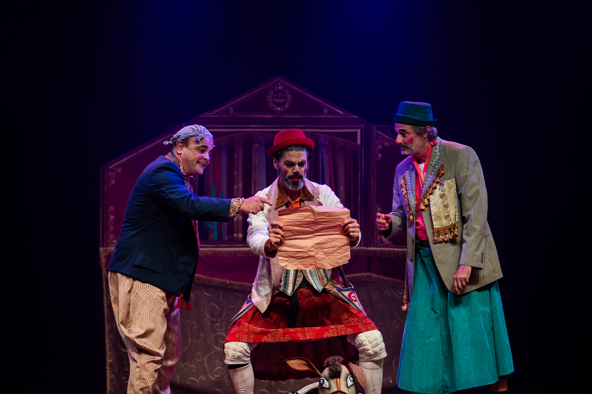 1) MUNDO SUASSUNA - foto ANDRESSA COSTA - atores esq-dir - FABIO ESPÓSITO, GÚRYVA E HENRIQUE STROETER - alta