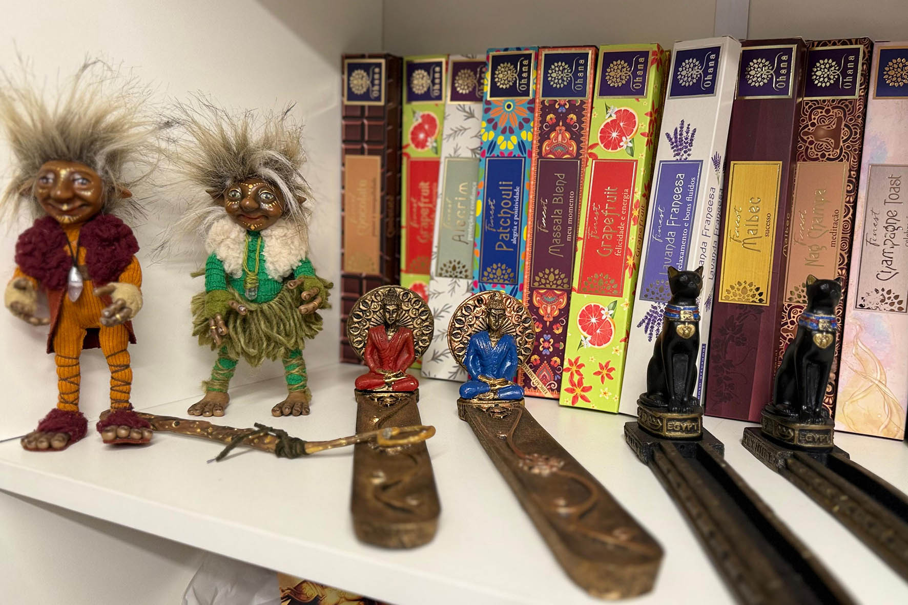De olho grego a incensos e velas: Loja Apahuna marca presença em feiras místicas de Curitiba