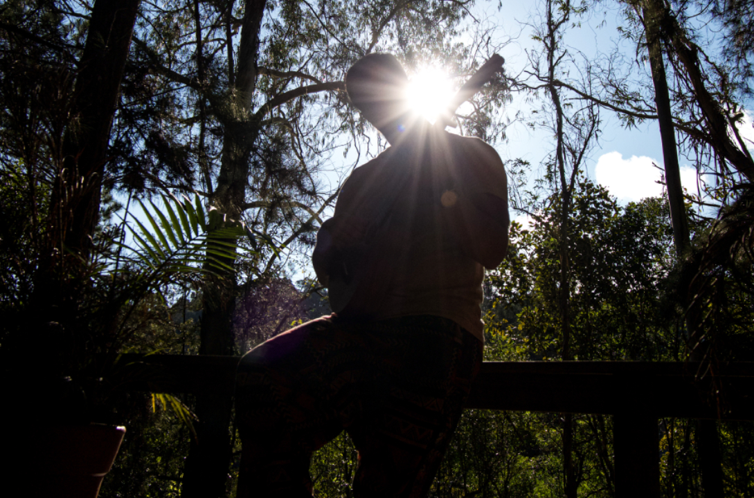 Luciano Thomas entrelaça em sua arte, além da música, a sua vivência como educador e professor de yoga – Cred Vino Carvalho Luciano Thomas entrelaça em sua arte, além da música, a sua vivência como educador e professor de yoga - Cred Vino Carvalho