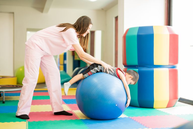 Ajudando criança autista a se acalmar - fisioterapia - criança com deficiência - autismo