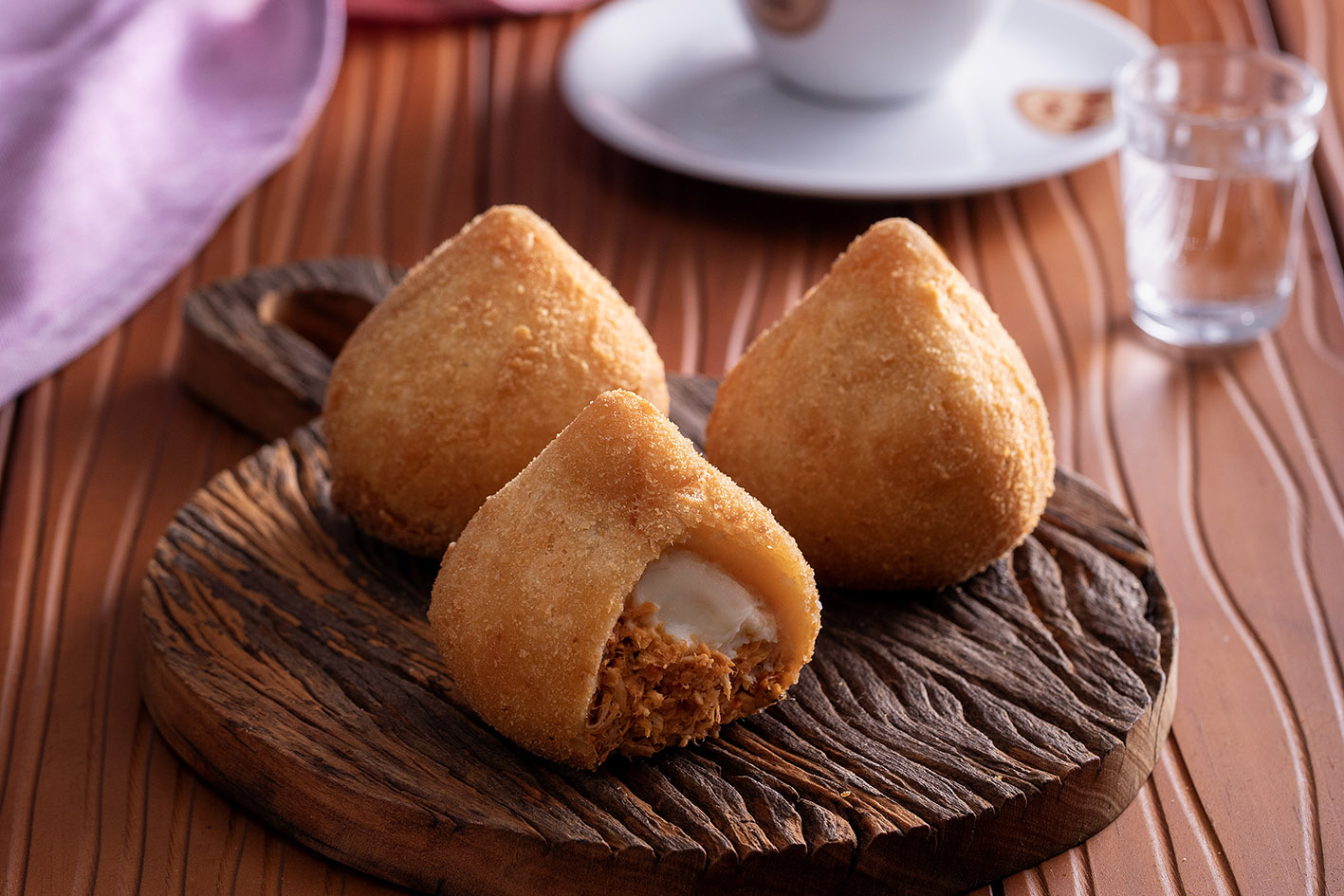 Coxinha exclusivo no Au-Au Cafe – foto Marcelo Kreling (1) Coxinha exclusivo no Au-Au Cafe - foto Marcelo Kreling (1)