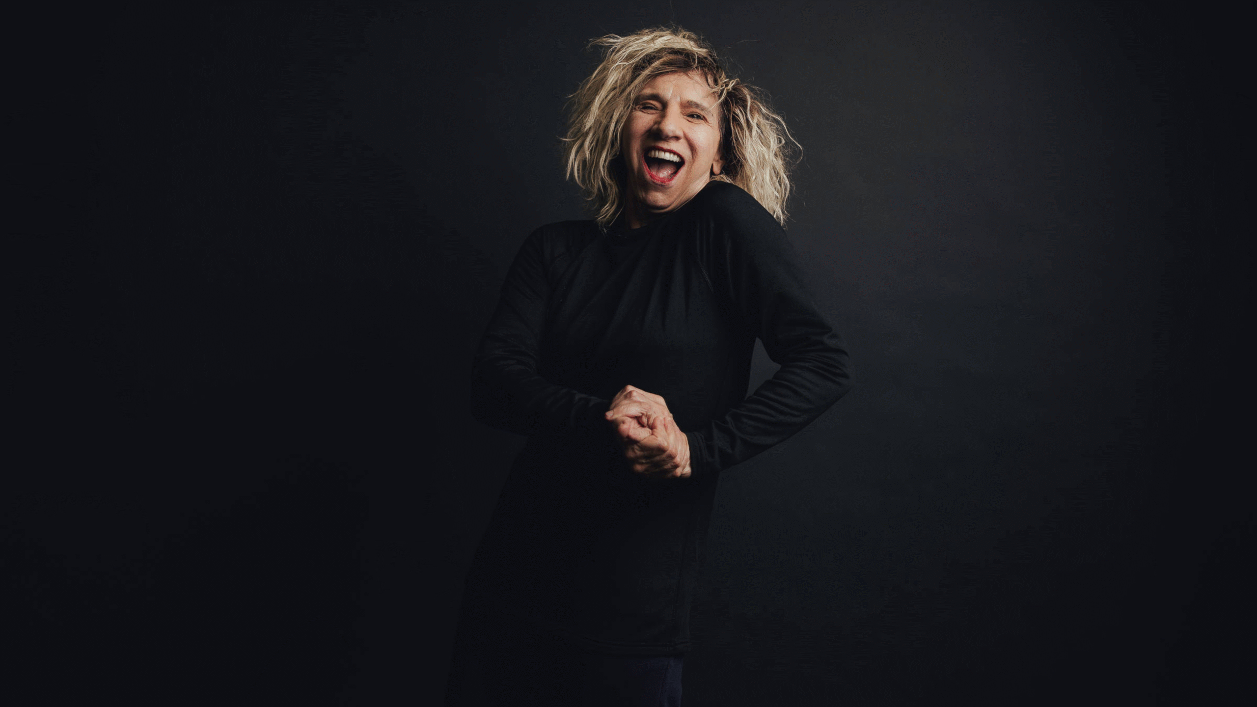 Denise Stoklos traz o premiado espetáculo “Mary Stuart” para apresentações em Curitiba em comemoração aos seus 57 anos de carreira