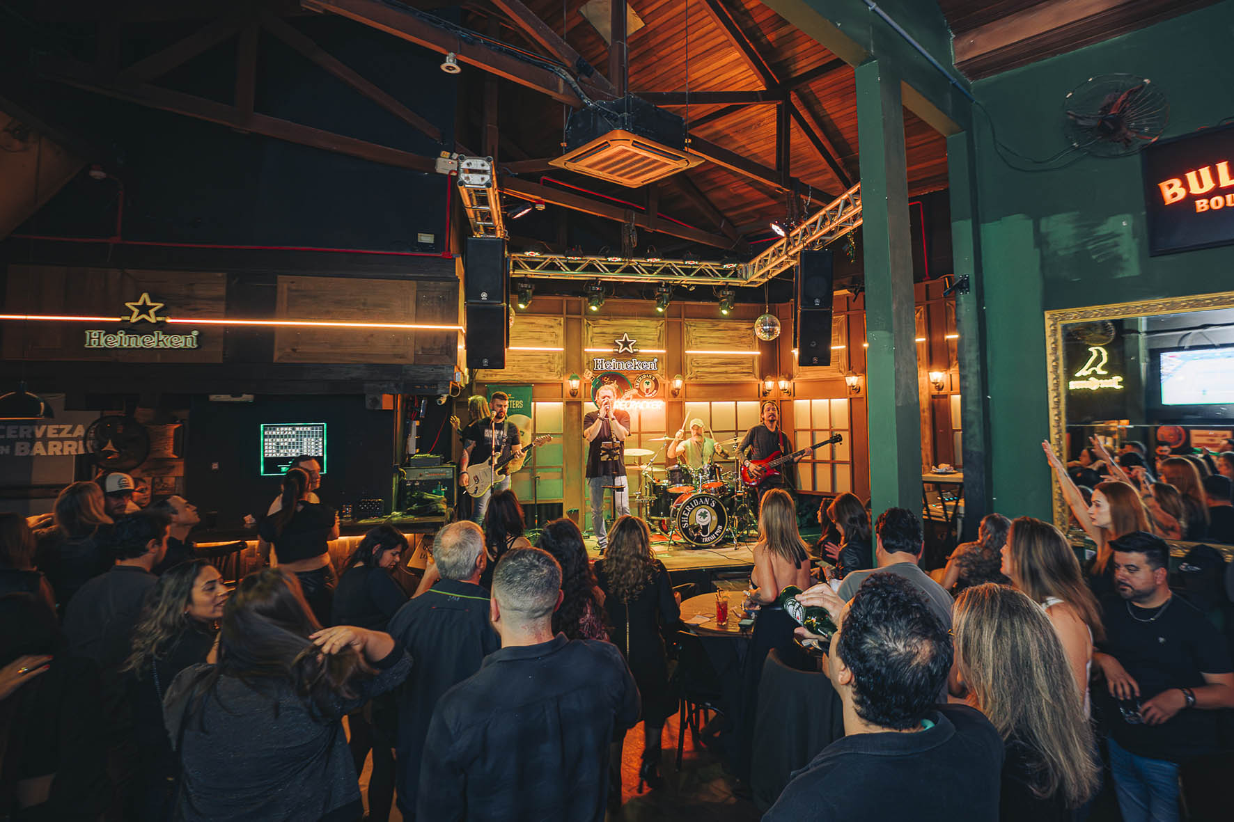 musica ao vivo no Sheridans - foto Iscomxis