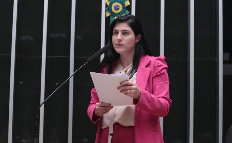 Deputada Chris Tonietto fala ao microfone