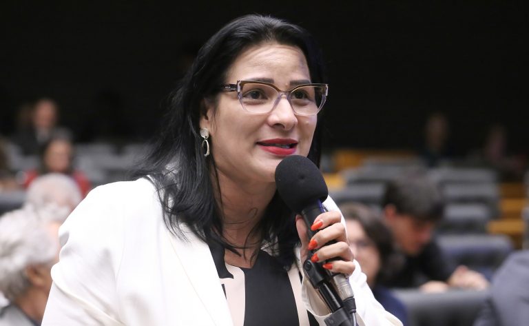Deputada Juliana Cardoso (PT-SP) no Plenário da Câmara dos Deputados