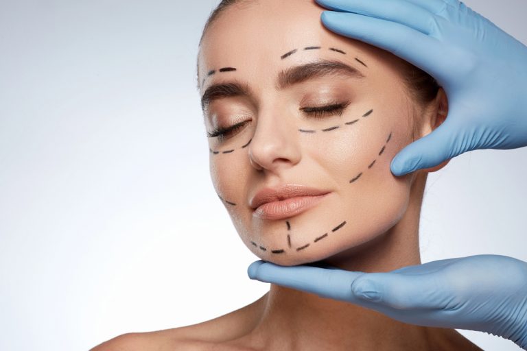 rosto marcado para cirurgia plástica