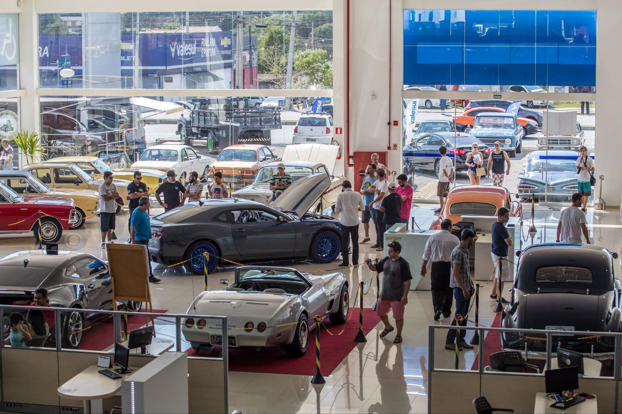 Exposição Old Cars leva mais de 100 veículos históricos para dentro de concessionária