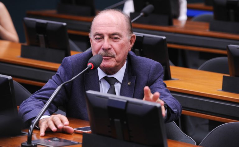 Deputado Dr. Zacharias Calil fala ao microfone