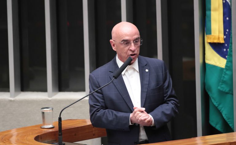 Deputado Mário Heringer fala ao microfone