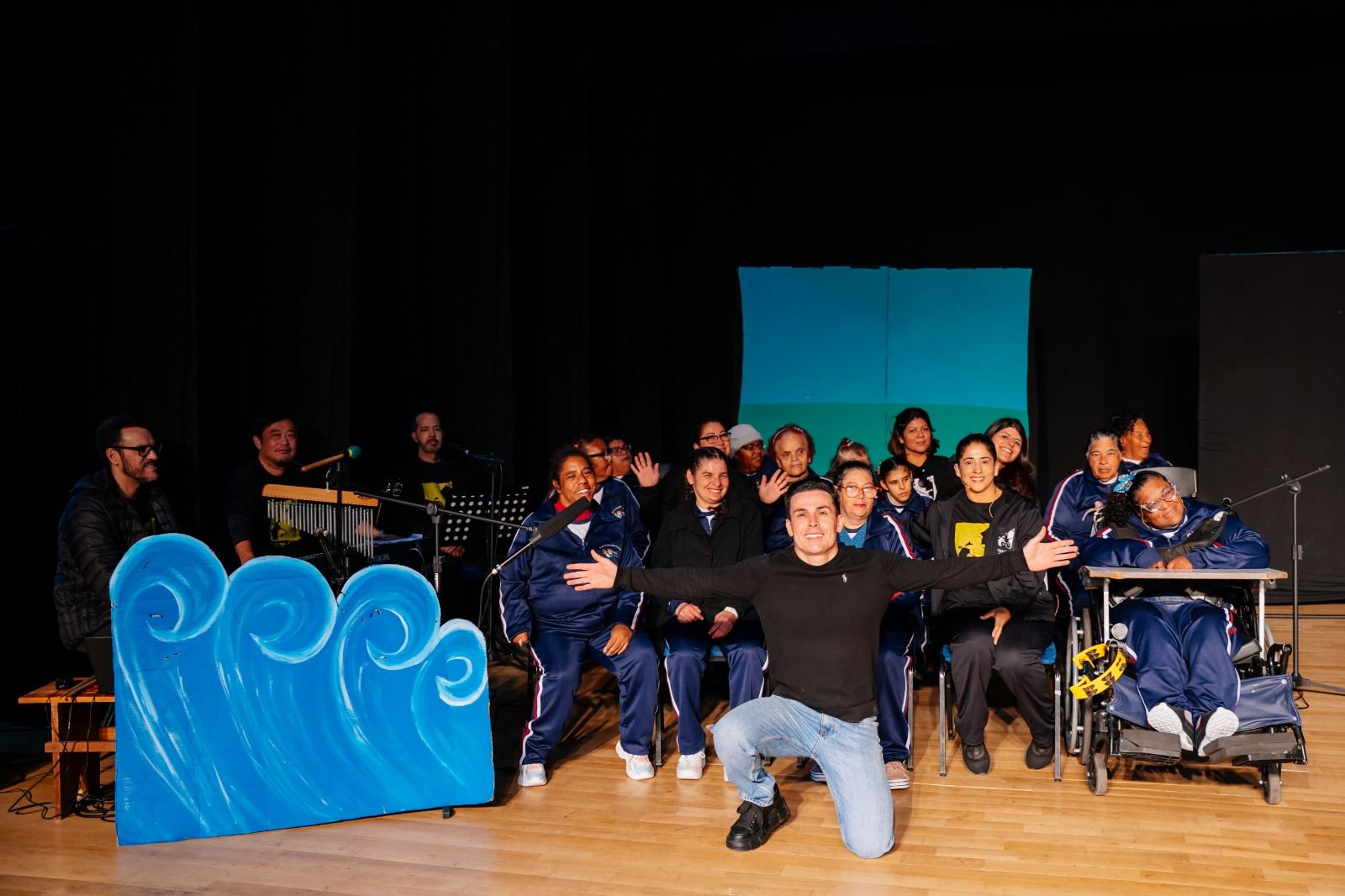 Coro Cênico Pequeno Cotolengo uma das maiores equipes de teatro composta por atores com deficiência, estreia novo espetáculo