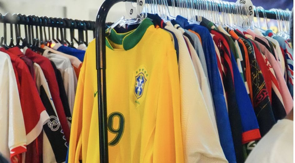 Feira de camisas de futebol de Curitiba chega à terceira edição em clima de Copa do Mundo